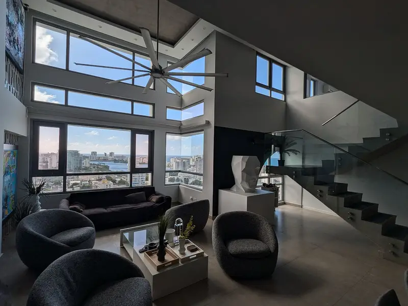 Sala de dos niveles y escalera